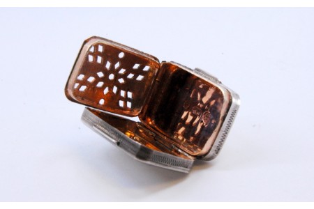 Caixa de Vinagrete em prata e ouro com gravados assimétricos do período de George III.